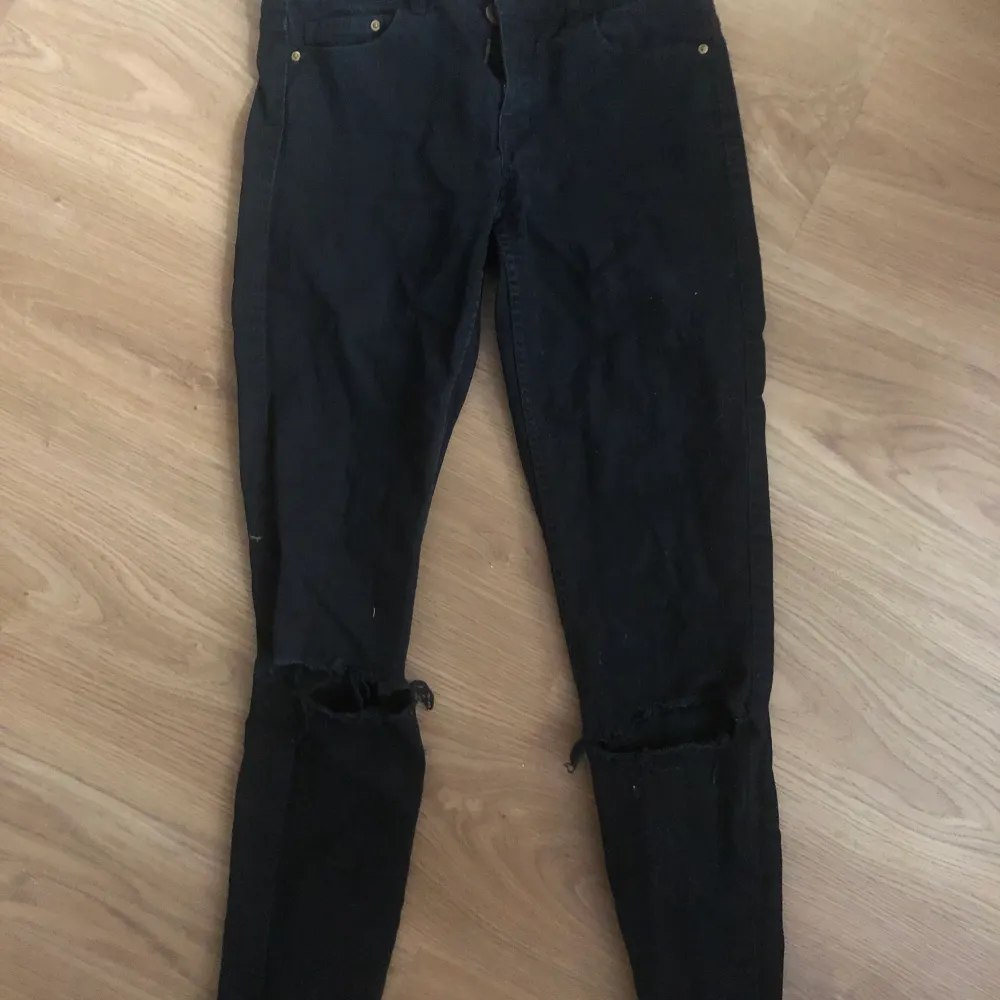 Svarta skinny jeans med hål på knäna . Jeans & Byxor.