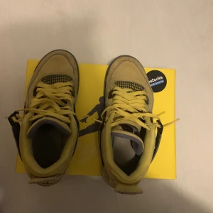 dom är väldigt snygga! - tjena! Säljer dessa Jordan 4 lightning, jag använder inte dom det är därför jag säljer, jag tvättar dom såklart innan dom säljs, finns att hämta i Kungsbacka, Göteborg, fraktar också. Tar emot byten