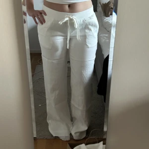 Linnebyxor - KÖP DIREKT FÖR 1500 KR⚠️Linnebyxor från Alobha Label i storlek M. Helt nya köpta på ”pre order”. De var lite för långa för mig som är 168 cm och jag vill därav sälja dom. Skriv privat vid frågor/intresse <3