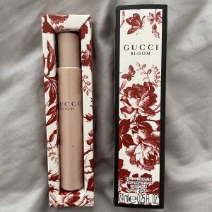 Supergod Gucci bloom parfym med roller på. Endast testad!!  Superbra att ha i väskan! 7.4 ml i. Skriv privat för mer info☺️