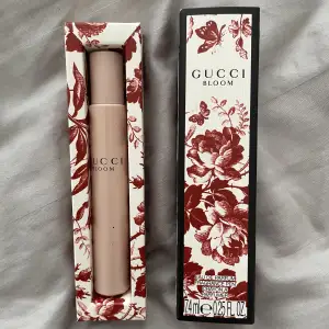 Supergod Gucci bloom parfym med roller på. Endast testad!!  Superbra att ha i väskan! 7.4 ml i. Skriv privat för mer info☺️