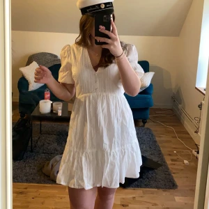 studentklänning - Säljer min backup klänning till studenten🌸 aldrig använd och med prislappen kvar!! Storlek 36/S