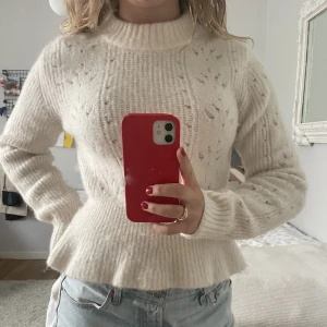 Stickad vit tröja  - Jöttefin vit stickad tröja från ”& other stories”. I storlek XS men funkar lika bra på S