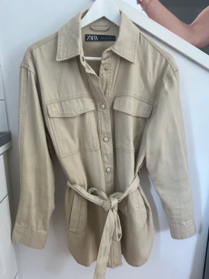 Skit snygg zara jacka💟 - Super snygg zara jacka i gott skick! Har tillgång till skärp men man kan även ta bort det. I jeansjacka material ungefär och perfekt för både vår och sommar som på hösten! Den är en snygg beige färg och inga defekter!💟😀