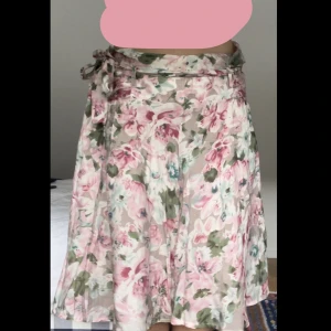 Kjol - Söt somrig kjol med blommor på. Lite stor på mig tyvärr 