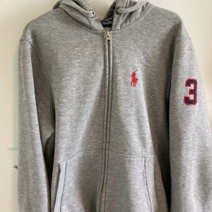 Ralph lauren hoodie/ made by trapers hoodie - Storlek s på båda  Den vita helt oanvänd skick 10/10 Den grå använd ett fåtal gånger då den är lite för stor  En för 250 båda för 400