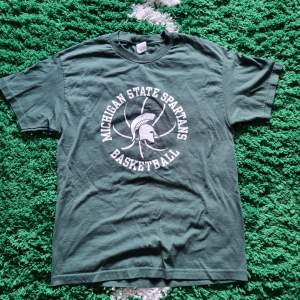 Vintage michigan state basket tshirt i bra skick utan större slitage. 