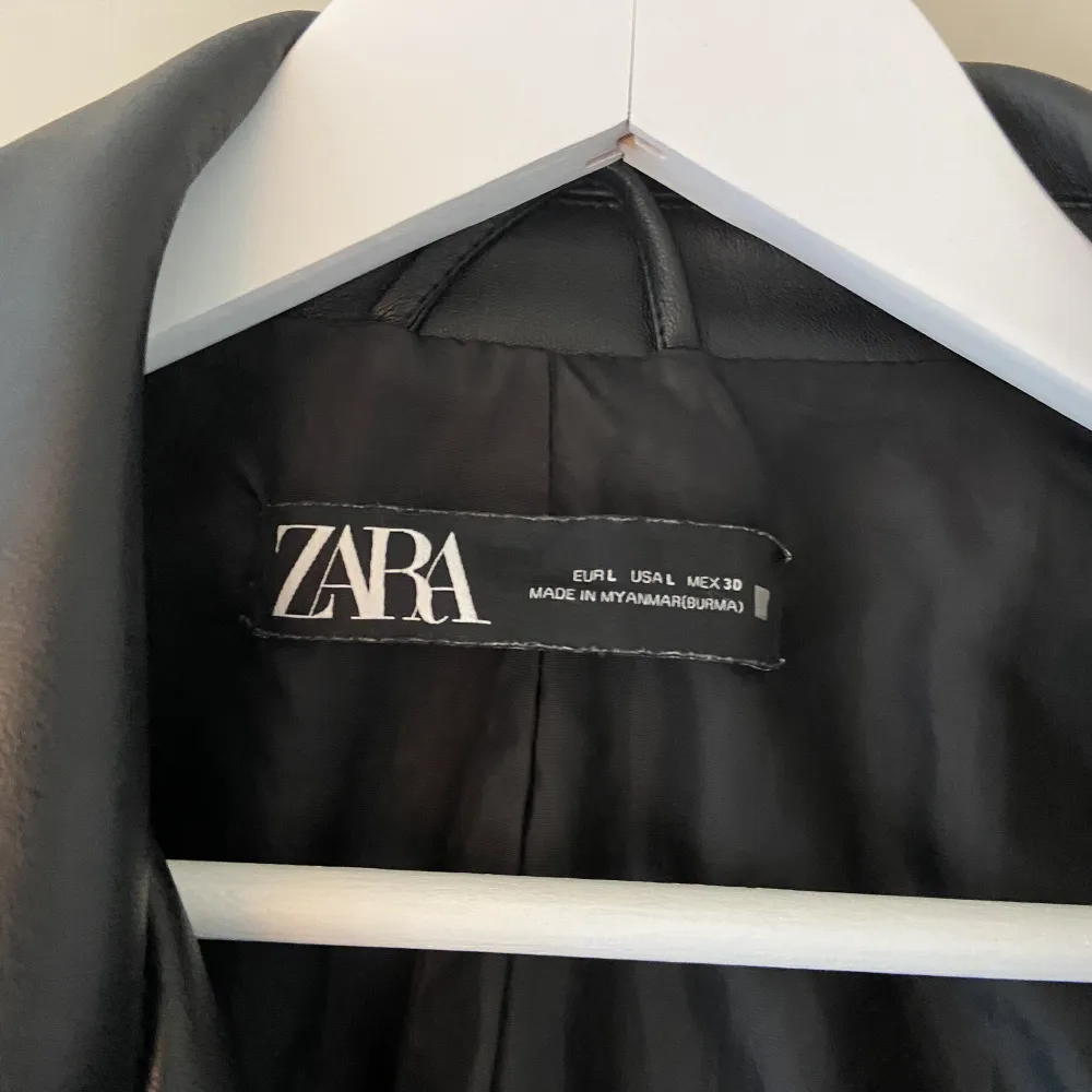 Skit snygg skinnjacka från Zara som jag säljer på grund av att jag inte använder den. Är i bra skick. Den är liten i storlek då jag brukar ha Xs/S men denna är i L💗. Jackor.