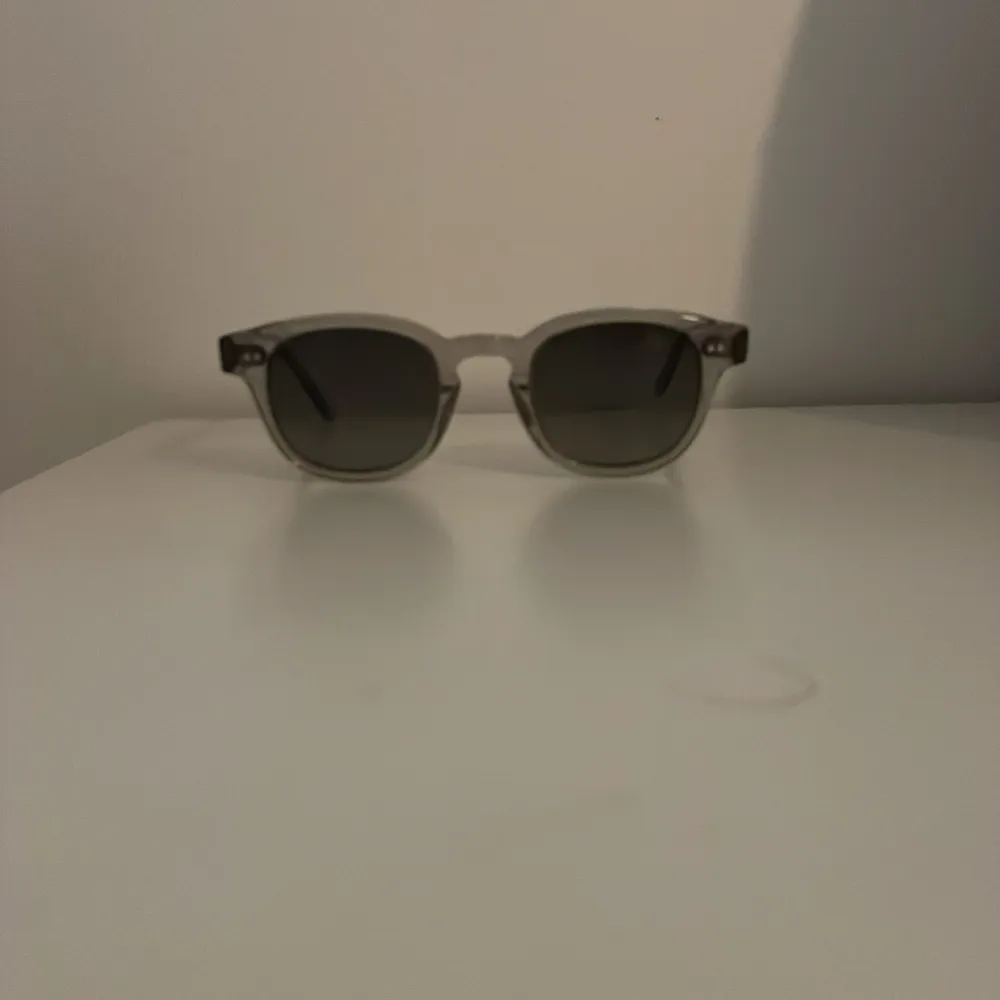 Säljer ett par snygga och trendiga chimi 01 grey solglasögon, perfekt nu inför sommaren. Köpta på NK för 1200, mitt pris 700. Pris går att diskuteras vid smidig affär!. Accessoarer.
