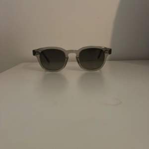 Säljer ett par snygga och trendiga chimi 01 grey solglasögon, perfekt nu inför sommaren. Köpta på NK för 1200, mitt pris 700. Pris går att diskuteras vid smidig affär!