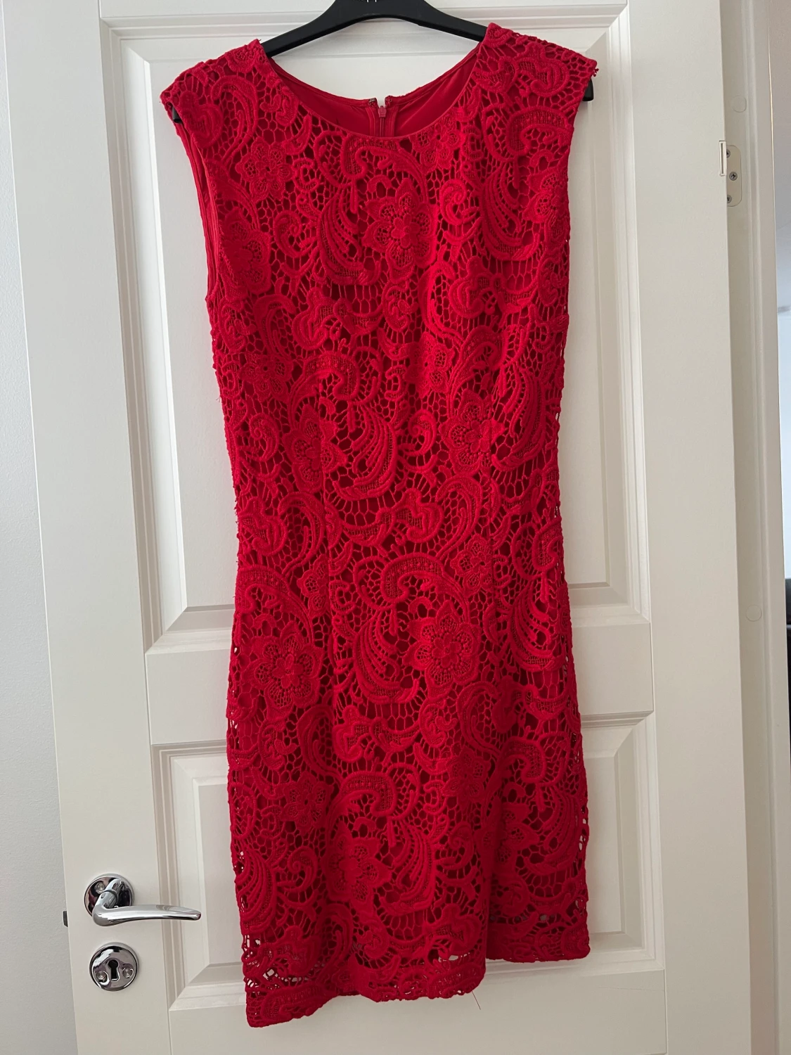 Röd klänning med blommönster