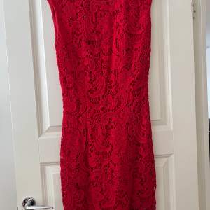 Vacker röd klänning i storleken 36 