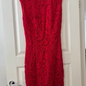 Vacker röd klänning i storleken 36 