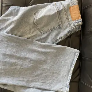 Ett par fräscha jeans i wide leg-modell. Jeansen är använda ett par gånger men är hela o känns fortfarande ordentliga :)