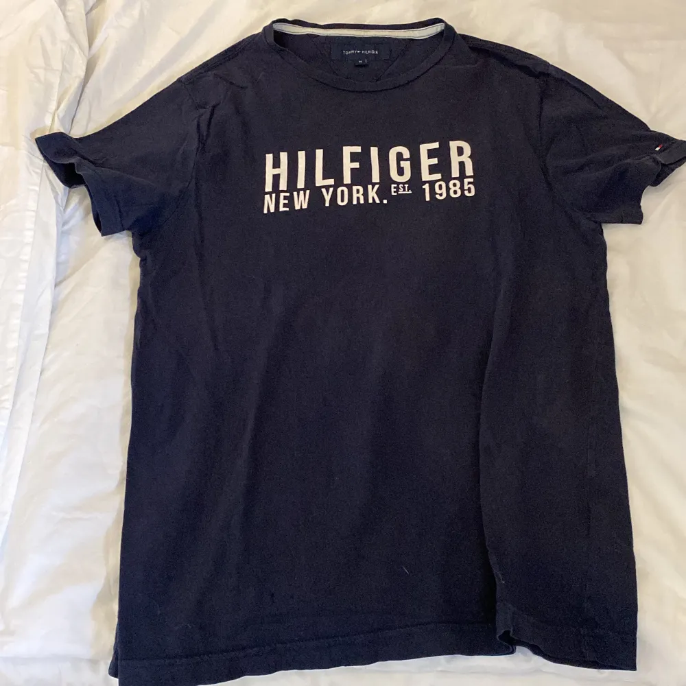 t-shirt från hilfiger, mörkblå, välanvänd. Köparen står för frakten. T-shirts.