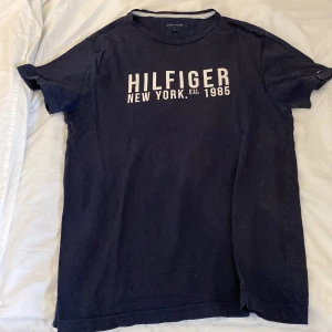 tshirt - t-shirt från hilfiger, mörkblå, välanvänd. Köparen står för frakten