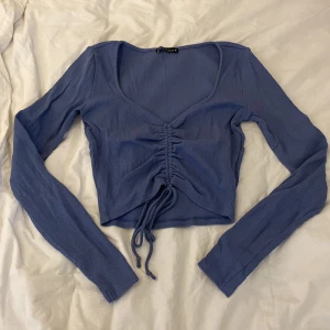 tröja - Söt tröja med snörning och inte allt för kort, Köparen står för frakten.