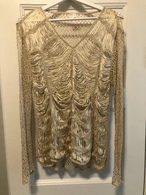 Dainty boho vintage top - Good quality, nice details 