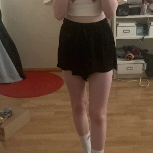 Mjuka shorts - Svarta mjuka shorts i tunt tyg. Säljer de då jag tyvärr har tröttnat på de och inte använder de längre. Om du vill köpa de använd dig av ”köp nu”. Skriv om du har några frågor❤️