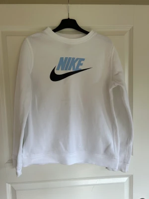  Nike collegetröja i stl 158-170 - Finns en liten svart fläck i fram, se bild 3. 