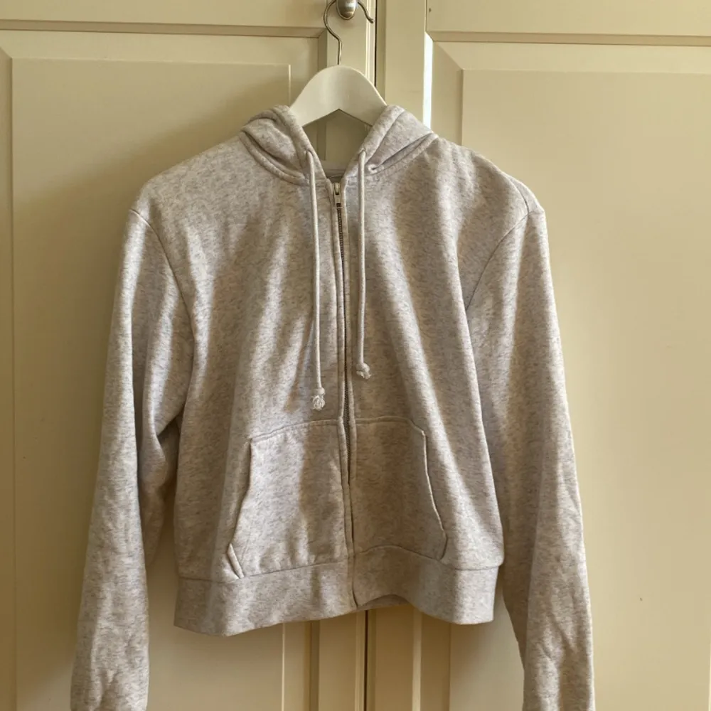 Grå zip hoodie från Divided. Den är i storlek L, men är lagom för mig som bär storlek S/M. Hör av dig vid frågor eller funderingar. Ta hand om dig.💌. Hoodies.