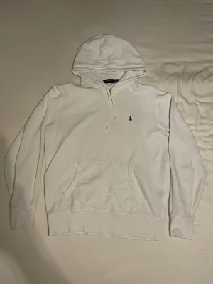 Vit Polo Hoodie  - Säljer min superfina vita Polo Ralph Lauren Hoodie i storlek M. Finns att hämta upp i Stockholm o kan också  frakta. 