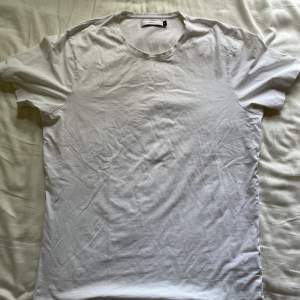 Säljer den här snygga vita Bläck Tshirten i storlek XL (passar även L). Finns att hämta upp i Stockholm o kan också fraktas.