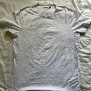 Säljer den här snygga vita Bläck Tshirten i storlek XL (passar även L). Finns att hämta upp i Stockholm o kan också fraktas.