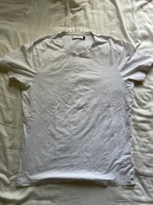 Vit Bläck tshirt  - Säljer den här snygga vita Bläck Tshirten i storlek XL (passar även L). Finns att hämta upp i Stockholm o kan också fraktas.