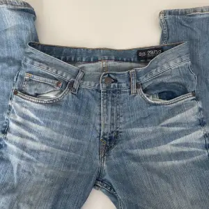 Riktigt snygga vintage jeans, en del tecken på användning men ej trasiga eller ofräscha! Storlek 29/32. 