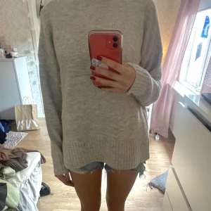 Stickad tröja - Beige tjocktröja, aldrig använd. Inte nopprig. Sticks inte och är väldigt tjock. Storlek s men passar även M
