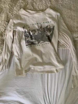Brandy Melville tröja - Knappt använd. Eftersom att den är från brandy Melville så är storleken one size men uppskattningsvis så passar den alla mellan xs och m.🌼