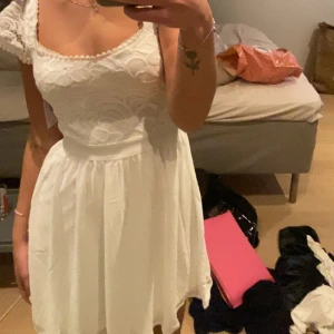 klänning - jättesöt klänning från nelly i storlek XS❤️ använd en gång. perfekt för finare tillfällen