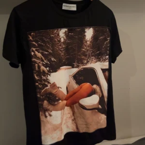 Bastille rive droite - Oanvänd snygg t shirt nypris 1000kr Skicket är 10/10 storlek m