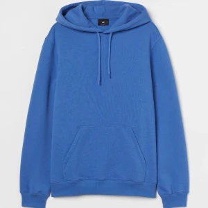 Blå hoodie - En blå hoodie från H&M Original pris 199kr 50jr+frakt