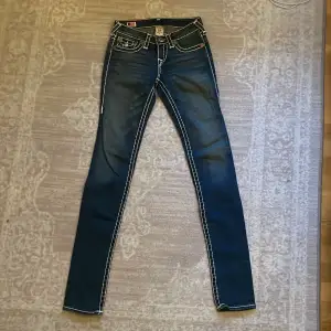 Fina true religon skinny vintage jeans i storlek 25, köparen står för frakten och använder endast swish☺️