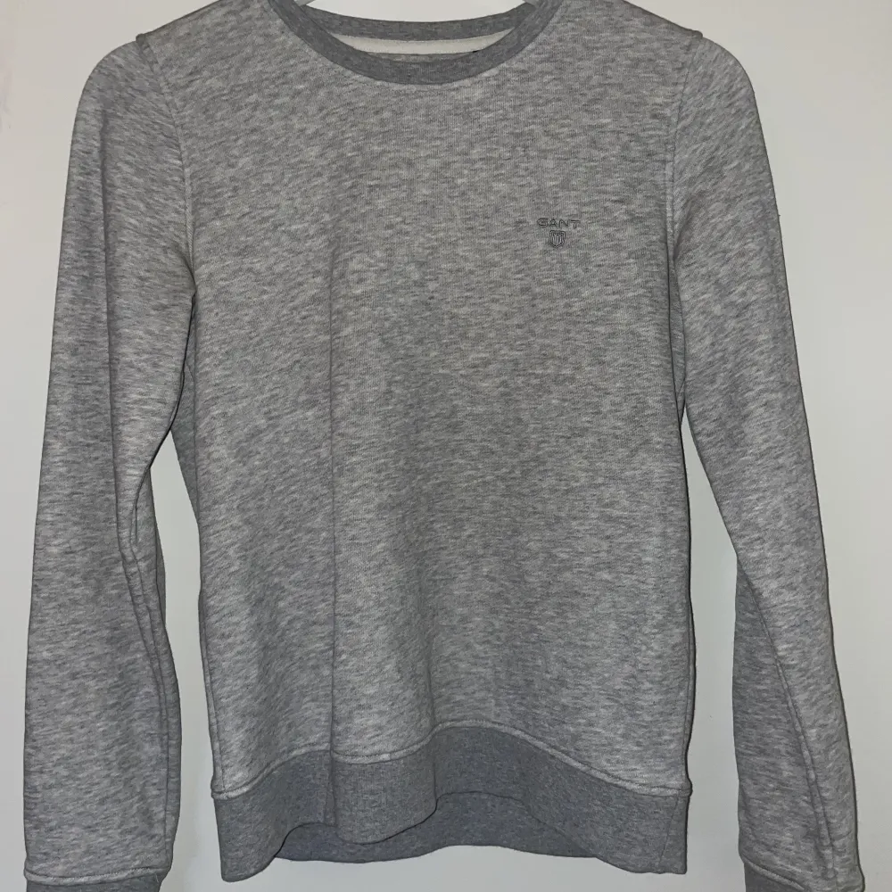 Snygg grå sweatshirt från gant i fint skick🥰. Tröjor & Koftor.