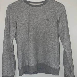 Gant sweatshirt! - Snygg grå sweatshirt från gant i fint skick🥰