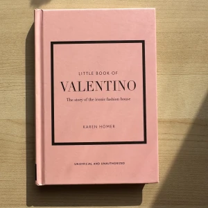 Little Book Of Valentino  - Köpt från Galeries Lafayette i Paris, har vart jätte försiktig med boken och har bara använt den som dekoration. Kanterna på bokomslaget är EJ sabbade heller. 
