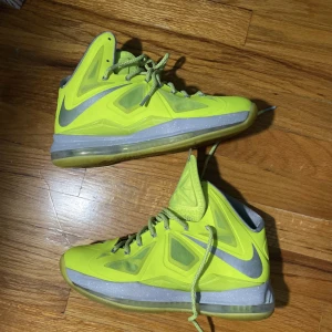 Lebron X ” Volt ” 🧪 - Lebron ” Volt ” i bra skick.   Skor tvättas innan utskick 👟  Pris kan diskuteras vid snabbköp 💵