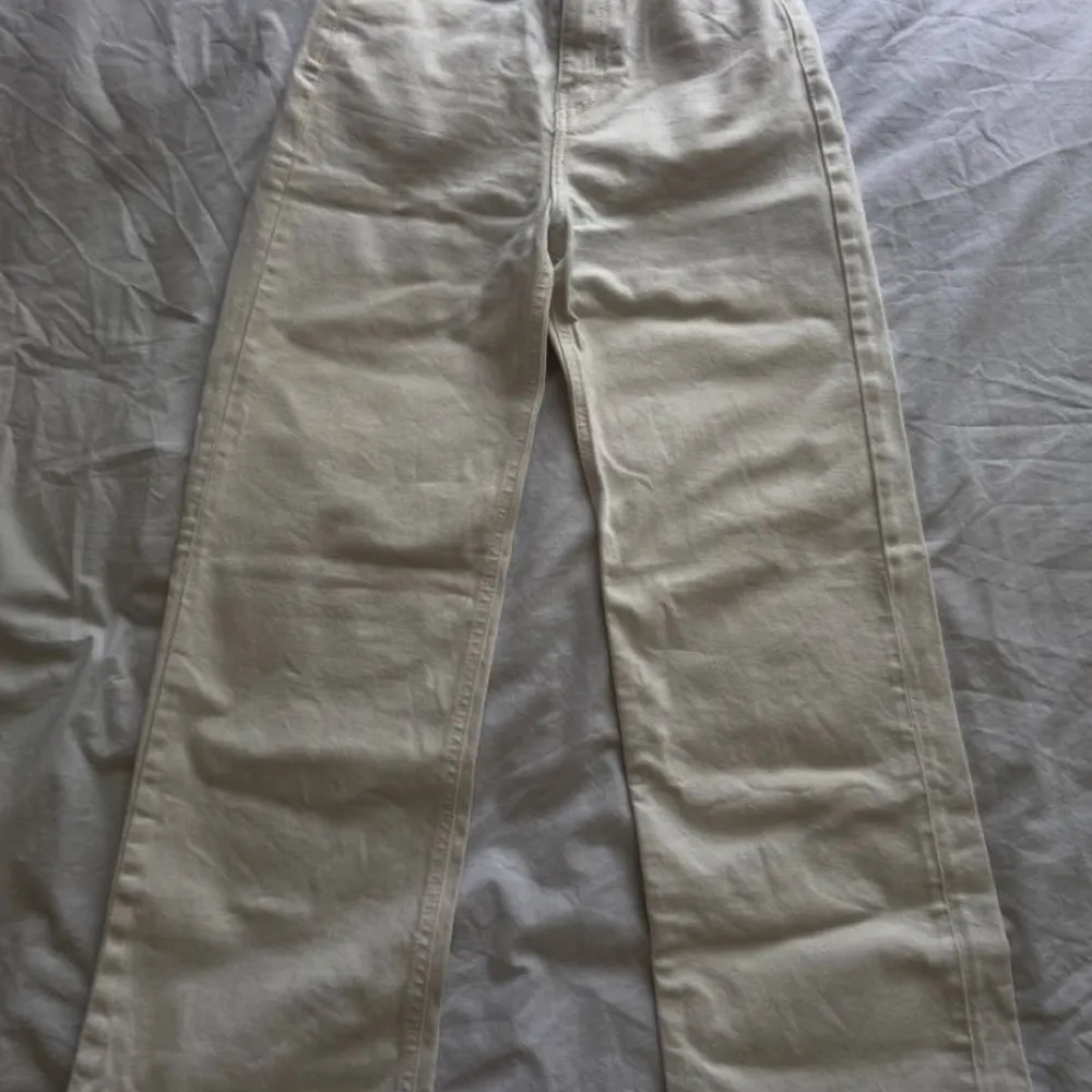 Sjukt snygga vida vita jeans från H&m. Är 159 cm lång och dessa jeans följer enda ned till tårna vilket jag personligen föredrar. Köptes för 300 kr och säljs för 110kr. Dessa jeans är väldigt somrig och passar perfekt till många snygga outfits. . Jeans & Byxor.