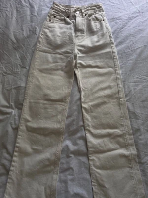 H&m jeans - Sjukt snygga vida vita jeans från H&m. Är 159 cm lång och dessa jeans följer enda ned till tårna vilket jag personligen föredrar. Köptes för 300 kr och säljs för 110kr. Dessa jeans är väldigt somrig och passar perfekt till många snygga outfits. 