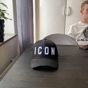 Dsquared2 keps (ICON) - Helt ny keps, endast testad på en gång. Skicket är 10/10 och är köpt på Urban modern. Köpte kepsen för 1700kr så utgångspriset är 1000 kr men priset går såklart att diskutera. 