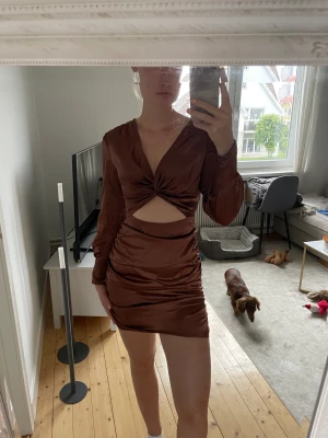 Klänning - Så fin klänning, endast använd 1 gång, shein. 