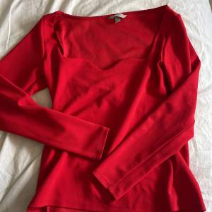 Röd tröja, säljer då den ej kommer till användning ❤️