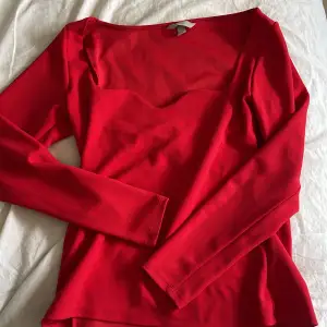 Röd tröja, säljer då den ej kommer till användning ❤️