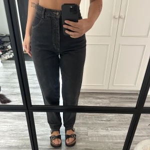Vintage jeans - Vintage jeans i fint skick från märket Rocky. Höga i midjan . (Frakt tillkommer) , grå/svart färg 