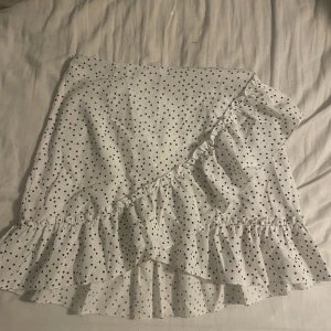 Kjol  - Vit kjol med svarta prickar från shein. 