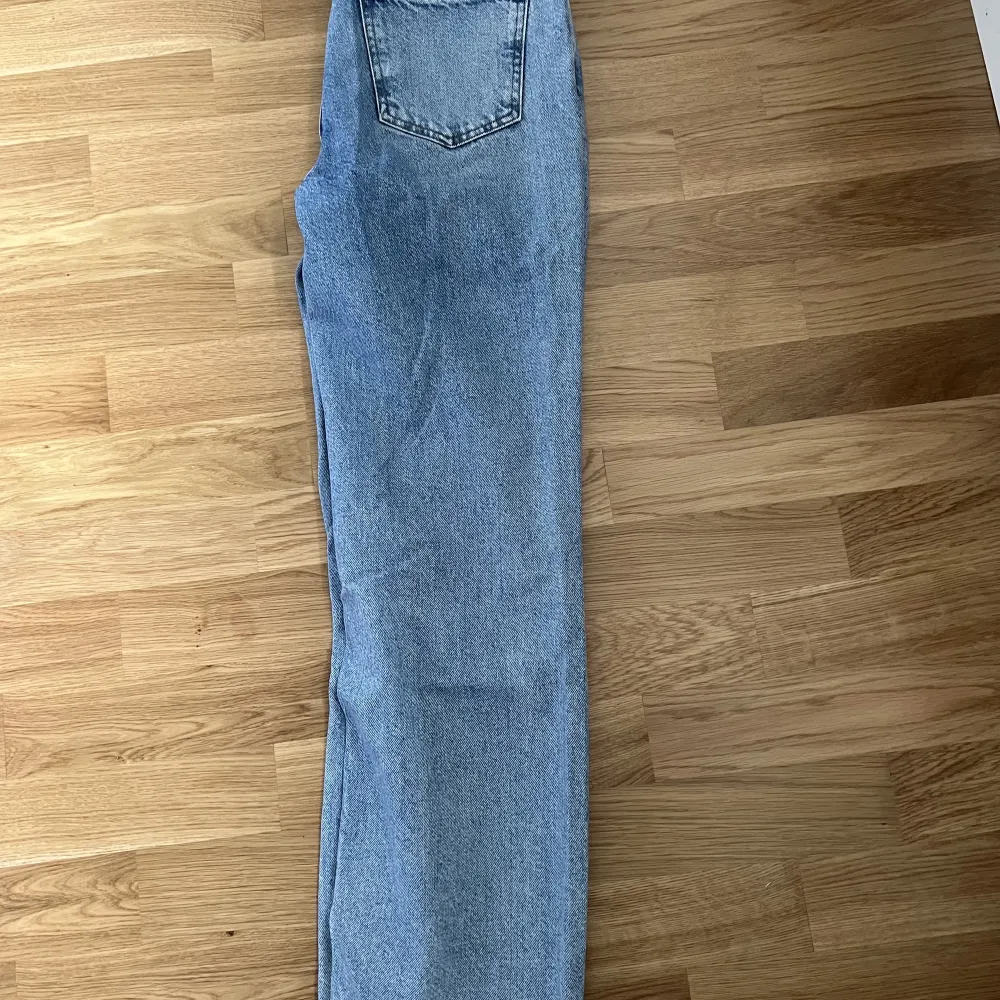 Blåa jeans i storlek 36 ifrån NA-KD. Endast använda en gång . Jeans & Byxor.