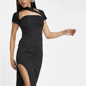 Klänning  - Svart klänning från ASOS som aldrig har kommit till användning. Prislapp finns fortfarande kvar och påsen till klänningen. 